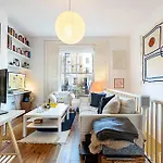 Colourful And Cosy Home In De Beauvoir Town