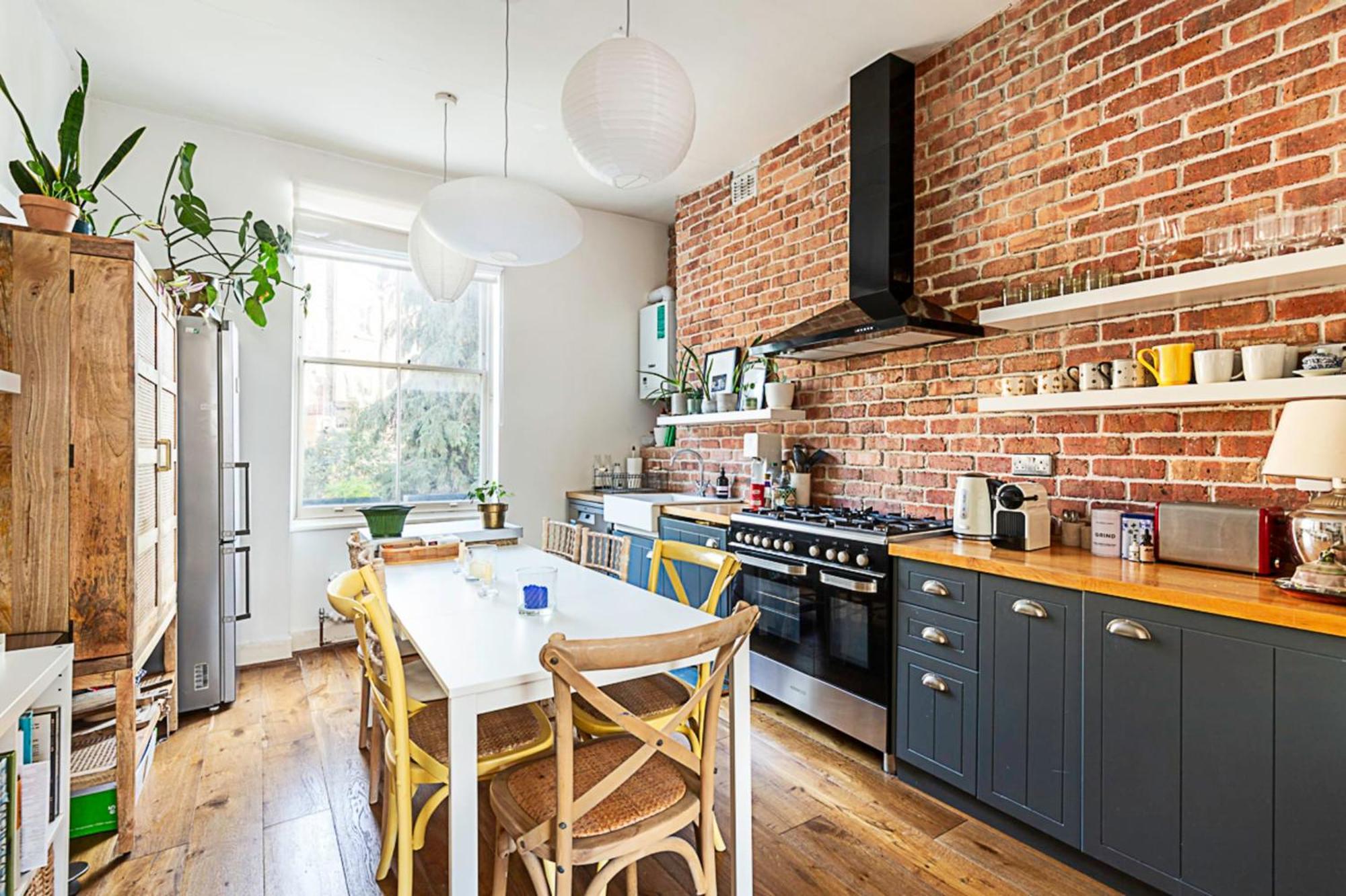 Colourful And Cosy In De Beauvoir Town *
